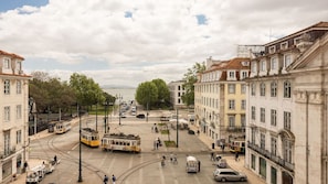 Experience Lisbon´s historic charm in the vibrant Santos district, where tradition and modern life beautifully blend.
#Lisbon
#SantosDistrict
#AndoLiving
#UrbanLiving