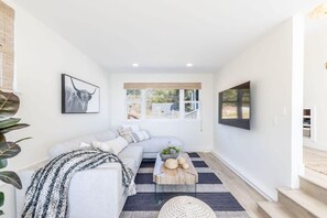 Relax in the livingroom, and enjoy your favorite movies on the flat screen TV