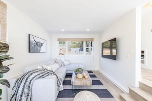 Relax in the livingroom, and enjoy your favorite movies on the flat screen TV
