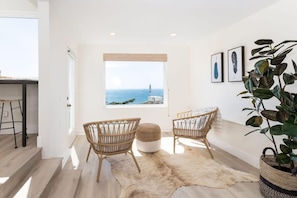 Libing room 2: Chairs, windows with ocean view, cozy decoration