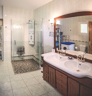 Salle d'eau avec douche à l'italienne et siège