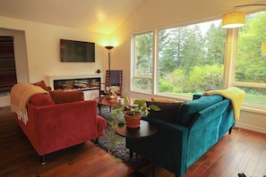 Living area (electric fireplace, smart tv)