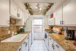 Fully equipped kitchen with dishwasher, coffee machine, oven and stove. 