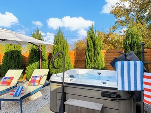 Hot tub + sun lounge area