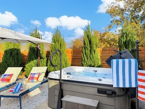 Hot tub + sun lounge area