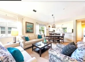 1800 square feet end unit w/open floor plan and split bedrooms! Gorgeous oondo!