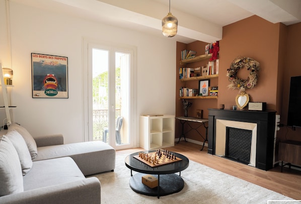 Wohnzimmer mit Fernseher, Spiel und WIFI