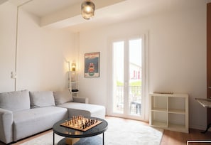 Wohnzimmer mit Fernseher, Spiel und WIFI