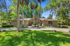 HOST & HOME presents...10 Woodbine Place!