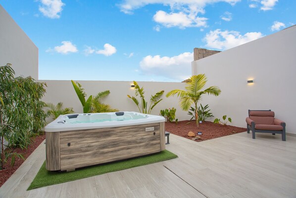 Outdoor spa tub