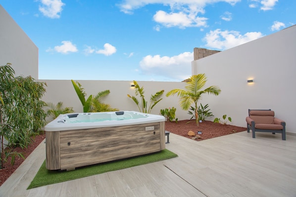 Outdoor spa tub