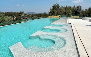Piscina no piso superior