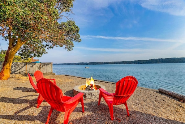 Sit around the fire and soak up everything the PNW has to offer!
