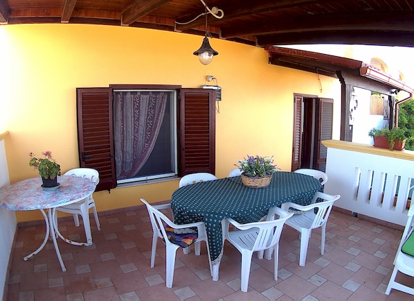 Outdoor dining