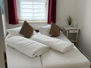 Schlafzimmer mit Doppelbett