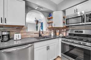 Simplify your cooking routine with the help of this fully remodeled, fully equipped kitchen, equipped with stunning and spacious countertops to help you prepare your meals with ease.