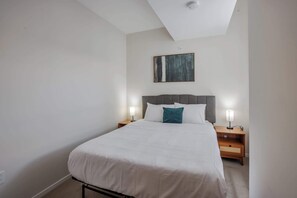 Bedroom - Queen bed