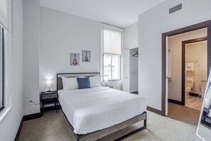 Bedroom - Queen bed