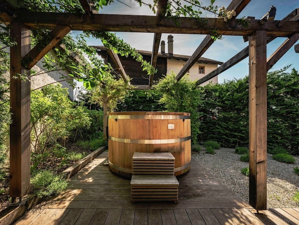 Wood, Garden, Backyard, Bathtub, Landscaping, Wood Stain, Shade, Outdoor Structure, Hardwood