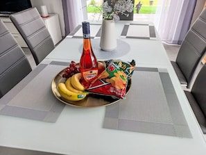 Meubles, Table, Sol, Table Cuisine Et Salle A Manger, Sol, Serveware, Chaise, Salle À Manger, Nappe De Table