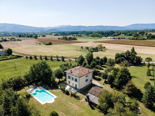 Mobilier De Jardin, Jardin, Tableau De Plein Air, Chaise, Ombre, Aménagement Paysager, Arrière-Cour, Cour, Eco Hôtel, Table Cuisine Et Salle A Manger