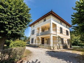 Mobilier De Jardin, Jardin, Tableau De Plein Air, Chaise, Ombre, Aménagement Paysager, Arrière-Cour, Cour, Eco Hôtel, Table Cuisine Et Salle A Manger