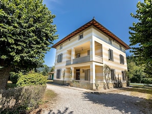 Mobilier De Jardin, Jardin, Tableau De Plein Air, Chaise, Ombre, Aménagement Paysager, Arrière-Cour, Cour, Eco Hôtel, Table Cuisine Et Salle A Manger