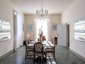 Mobilier De Jardin, Jardin, Tableau De Plein Air, Chaise, Ombre, Aménagement Paysager, Arrière-Cour, Cour, Eco Hôtel, Table Cuisine Et Salle A Manger