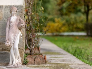 Mobilier De Jardin, Jardin, Tableau De Plein Air, Chaise, Ombre, Aménagement Paysager, Arrière-Cour, Cour, Eco Hôtel, Table Cuisine Et Salle A Manger
