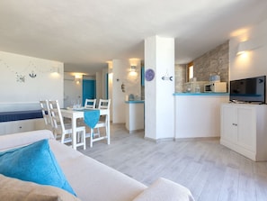 Mobilier De Jardin, Jardin, Tableau De Plein Air, Chaise, Ombre, Aménagement Paysager, Arrière-Cour, Cour, Eco Hôtel, Table Cuisine Et Salle A Manger