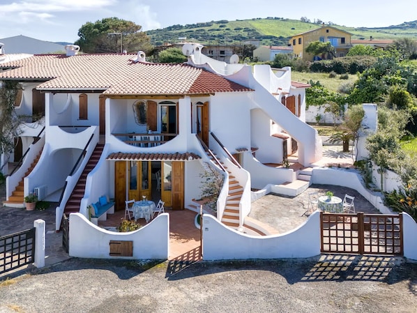 Mobilier De Jardin, Jardin, Tableau De Plein Air, Chaise, Ombre, Aménagement Paysager, Arrière-Cour, Cour, Eco Hôtel, Table Cuisine Et Salle A Manger