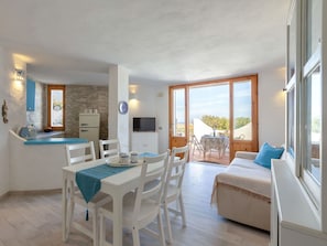 Mobilier De Jardin, Jardin, Tableau De Plein Air, Chaise, Ombre, Aménagement Paysager, Arrière-Cour, Cour, Eco Hôtel, Table Cuisine Et Salle A Manger