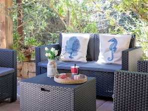 Mobilier De Jardin, Jardin, Tableau De Plein Air, Chaise, Ombre, Aménagement Paysager, Arrière-Cour, Cour, Eco Hôtel, Table Cuisine Et Salle A Manger