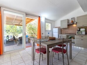 Mobilier De Jardin, Jardin, Tableau De Plein Air, Chaise, Ombre, Aménagement Paysager, Arrière-Cour, Cour, Eco Hôtel, Table Cuisine Et Salle A Manger