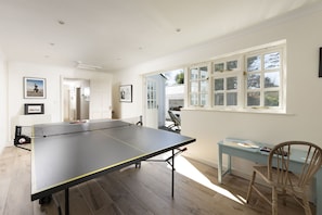 Sparnal Stitch and the Annexe, Rock: The annexe features a fantastic games room