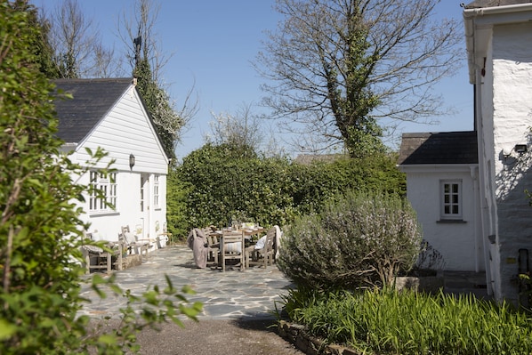 Welcome to Sparnal Stitch and the Annexe, inviting up to twelve guests in the spacious house and stunning annexe