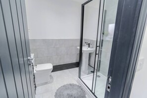 Bathroom : Hot water, Heating, Shower closet