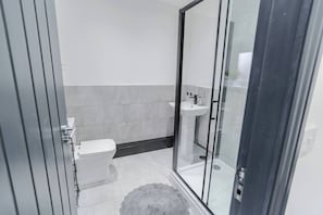 Bathroom : Hot water, Heating, Shower closet