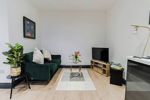 Living Room: Smart TV , Heating, Comfortable couch