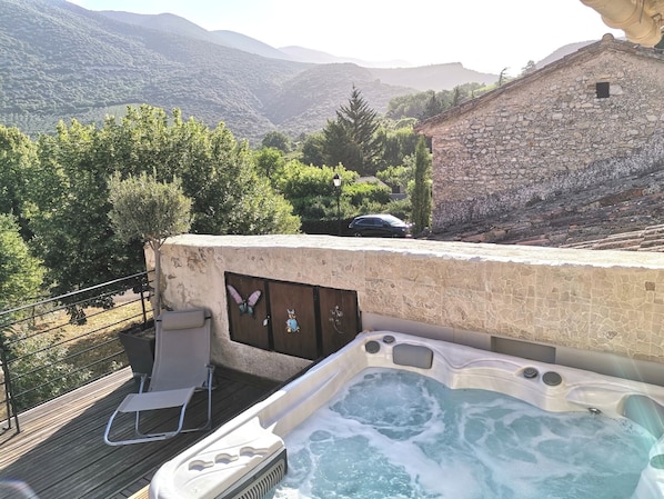 Outdoor spa tub