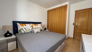 Master Bedroom, King Bed - 200 cm length