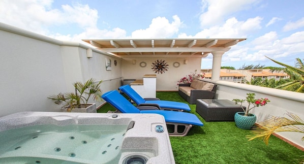 Outdoor spa tub