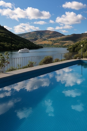 Piscina e barco