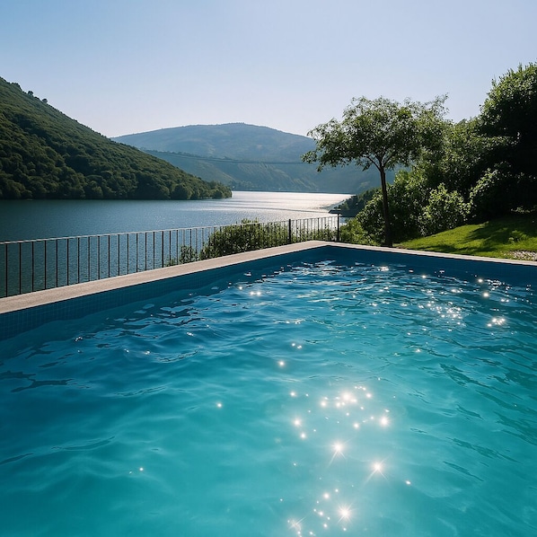 Piscina panorâmica com vistas para o Rio Douro
