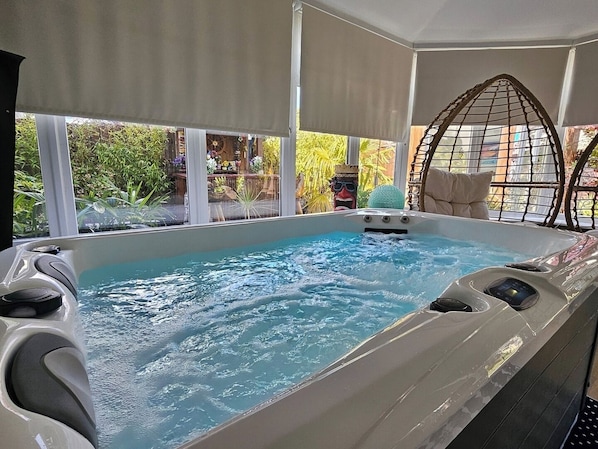 Indoor spa tub