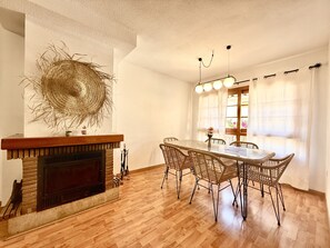 Cosy and beautiful dining room, charmingly decorated and equipped with a fireplace, ideal for creating a warm and relaxing atmosphere during your stay.