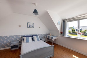 chambre bleue avec lit 140×190
