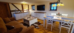 Wohnzimmer mit Sitzbereich und Essbreich