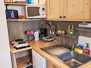 Kitchen Appliance, Kitchen, Major Appliance, Kitchen Sink, Countertop, Home Appliance, Furniture, Small Appliance, Cabinetry, Plumbing Fixture