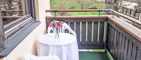 Wood, Balcony, Hardwood, Wood Stain, Chair, Fence, Outdoor Furniture, Houseplant, Porch, Plank